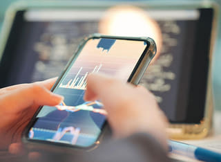 Investerare som går igenom den transparenta processen för överföring och uttag av medel