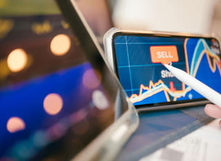 Trader som analyserar Bitcoin Ethereum och valutahandelsalternativ på flera marknader